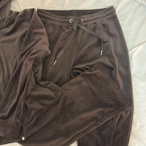 Bruna mjukisbyxor från Gina Tricot - Säljer ett brunt sett från Gina som användes 2 gånger. Säljs endast tillsammans. Finns även i mörkblått💙