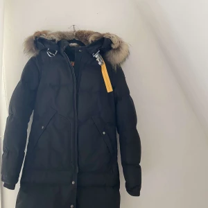 Parajumper longbear  - Storlek: S Köpt för 10.000kr Säljs för 2.500kr För mer information skriv till mig på DM :)