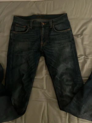 Nudie Jeans Tape Ted 29/32  - Säljer ett par Nudie Jeans Tape Ted med en väldigt fet wash, i riktigt bra kvalité! Hör av dig för fler bilder osv. Pris kan diskuteras!🫡