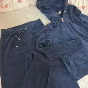 Marinblått sett från Gina Tricot - Säljer ett marinblått sett från Gina Tricot i storlek S. Finns även i brunt. Använd ett fåtal gånger💕saknas snöre på koftan!!