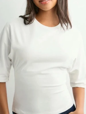 Vit Nelly tröja - Säljer en vit topp med korta ärmar och rund halsringning från Nelly . Toppen har en öppen rygg med snygg knytning baktill som ger en unik look. Perfekt till jeans eller kjol för en trendig stil.