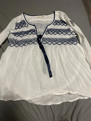 Odd molly  - Snygg blus  med blå detaljer skulle säga storlek s eller m