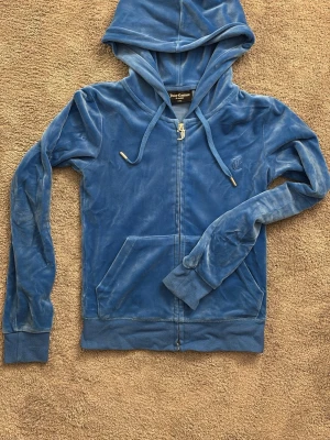 Äkta Juciy Couture hoodie - Äkta hoodie i super bra skick, endast använd fåtal gånger. Storlek xxs men är stretchig så passar till s också. Inga slitningar eller liknande.