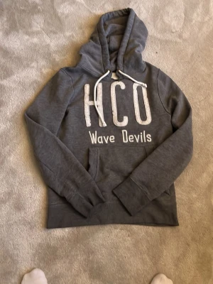 Hollister hoodie - Riktigt snygg hollister hoodie i storlek S, Använd men i bra skick ändå, säljer då den är för liten för mig. Har ni frågor eller prisförslag skriv gärna