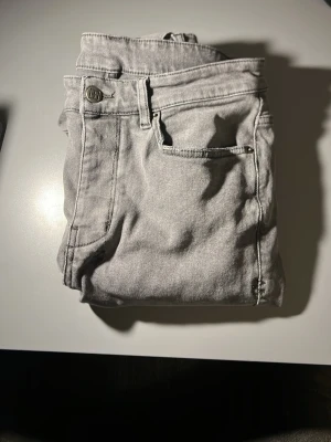 Ksubi jeans  - Snygga grå jeans från kusbi med raka ben och coola broderade stjärnor på bakfickan. Jeansen är i ett mjukt bomullsmaterial och har en stilren look som passar till det mesta. Nypris ligger runt 2000.  29/32