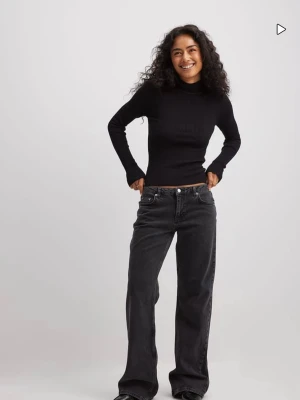 NAKD jeans  - Ett par mörkgrå jeans från NAKD. De är vida och lågmidjade i storlek 34, helt oanvända. Skriv för egna bilder 