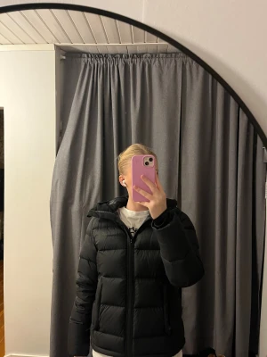 Everest jacka - Säljer denna dunjackan från Everest då den blivit förliten. Den är i modellen W Expedition Down Jacket. Den har en mindre reva på insidan men det är inget som påverkar funktionen. Tyvärr så har även zip ”handtaget” också gått sönder men den går fortfarande att öppna och stänga som vanligt. Nypris 2499kr.