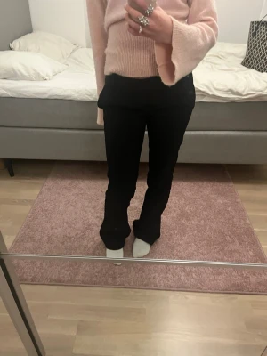 Svarta lowwaist kostymbyxor från Bikbok - Svarta lowwaist kostymbyxor från Bikbok i storlek 34, modellen Vera. Köpta för 500kr tidigare i år, säljer då jag fått nya. Lite knottriga men blev det snabbt, samt en aning slitna längst ner då de släpat för mig. Perfekta för både en uppklädd och simpel look. 