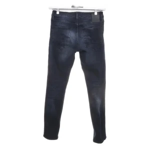 Mörkblå jeans från Jack & Jones - Snygga mörkblå jeans från Jack & Jones med slim fit passform. Jeansen har klassisk femficksdesign, diskret tvättade detaljer och normal midja. Perfekta för dig som gillar en tajt och modern look. Tillverkade i stretchig denim för extra komfort.