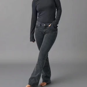 Bootcut jeans i grått från Gina Tricot - Snygga grå bootcut jeans från Gina Tricot, modell Perfect Jeans. Medium midja och klassisk femficksdesign. Jeansen har en lätt tvättad look och är tillverkade i stretchig denim för en bekväm passform. Perfekta för dig som gillar en trendig siluett🩶