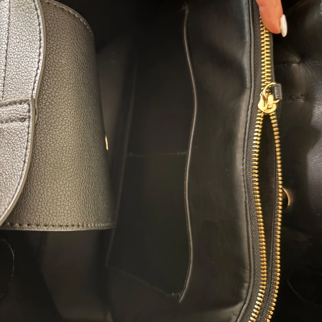 Svart axelväska i skinnimitation - 2