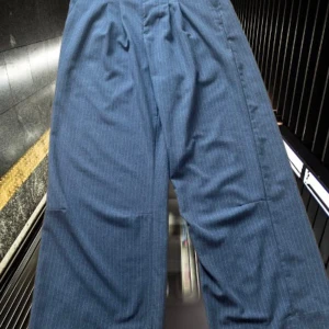 Jaded london kostym byxor - Snygga grå kostymbyxor från Jaded London med tunna vita ränder. Baggy med nice öppning, fångar blickar helt klart.