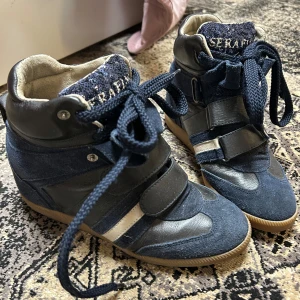 Serafini kilklackar  - Kilklackar från Serafini med paljetter på plösen. På Vestiaire säljs skorna mellan 1000-1500kr💕mycket fint skick 