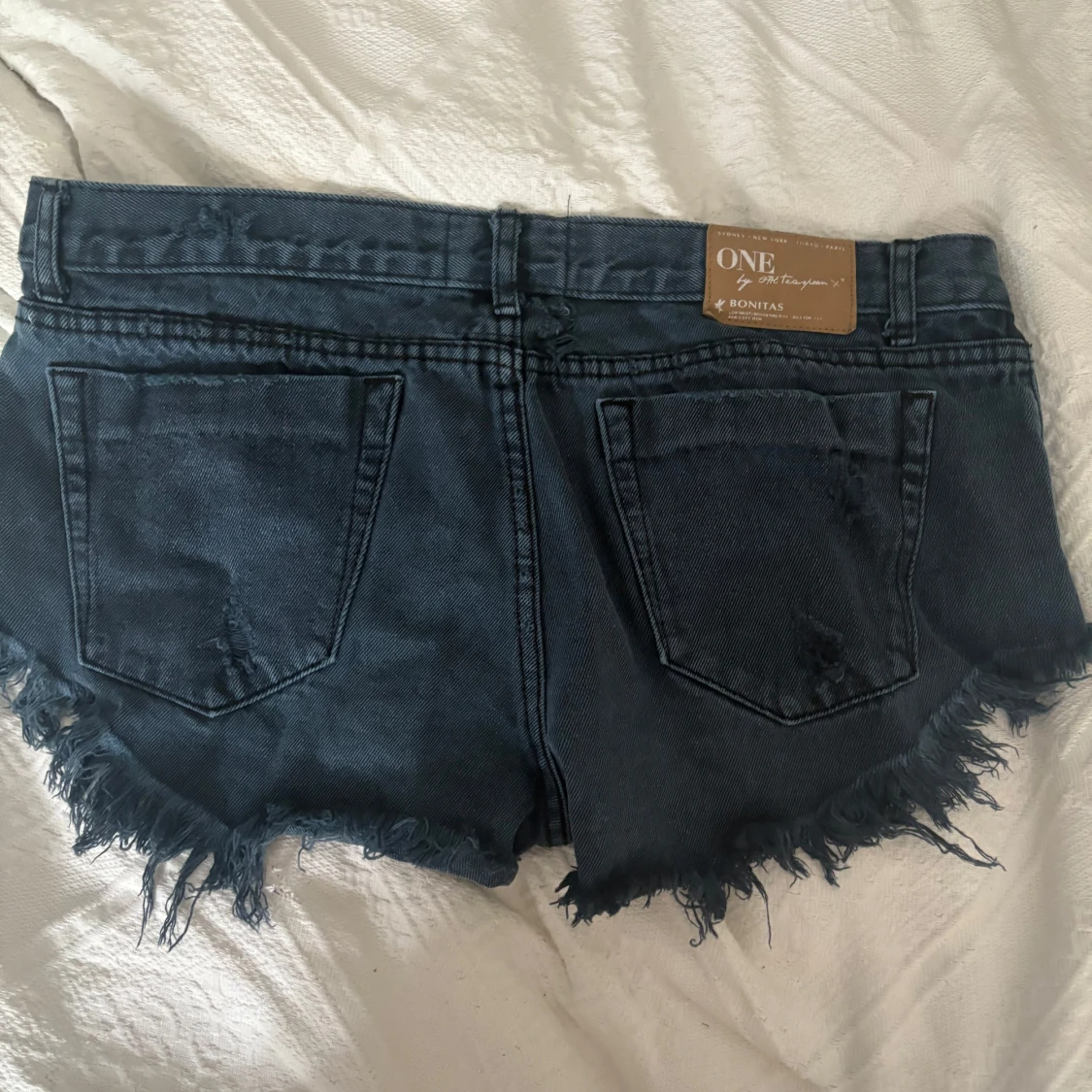 Mörkblå jeansshorts från One Teaspoon - 1