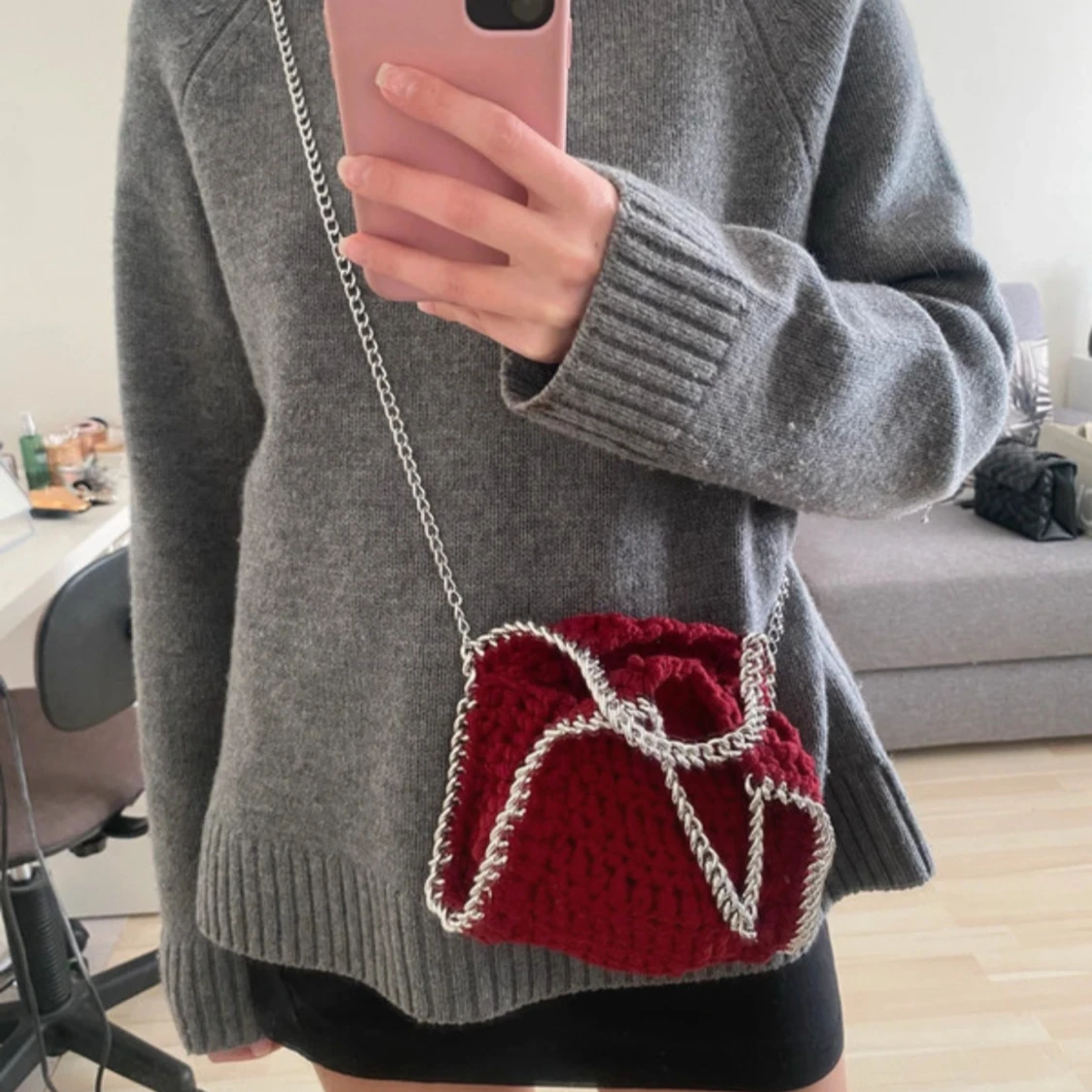 Röd stickad axelväska med kedja