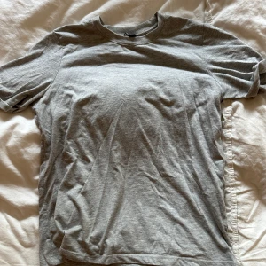 2 Grå basic t-shirts - 2 grå t-shirts i mjuk bomull. Klassisk passform med rund halsringning och korta ärmar. Perfekt till jeans eller shorts för en avslappnad look.❤️🥰