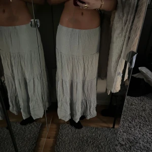 Ljusblå långkjol från Brandy Melville - Supersöt ljusblå långkjol från Brandy Melville med diskreta prickar och volangdetaljer. Går nästan ner till fötterna på mig som är 175