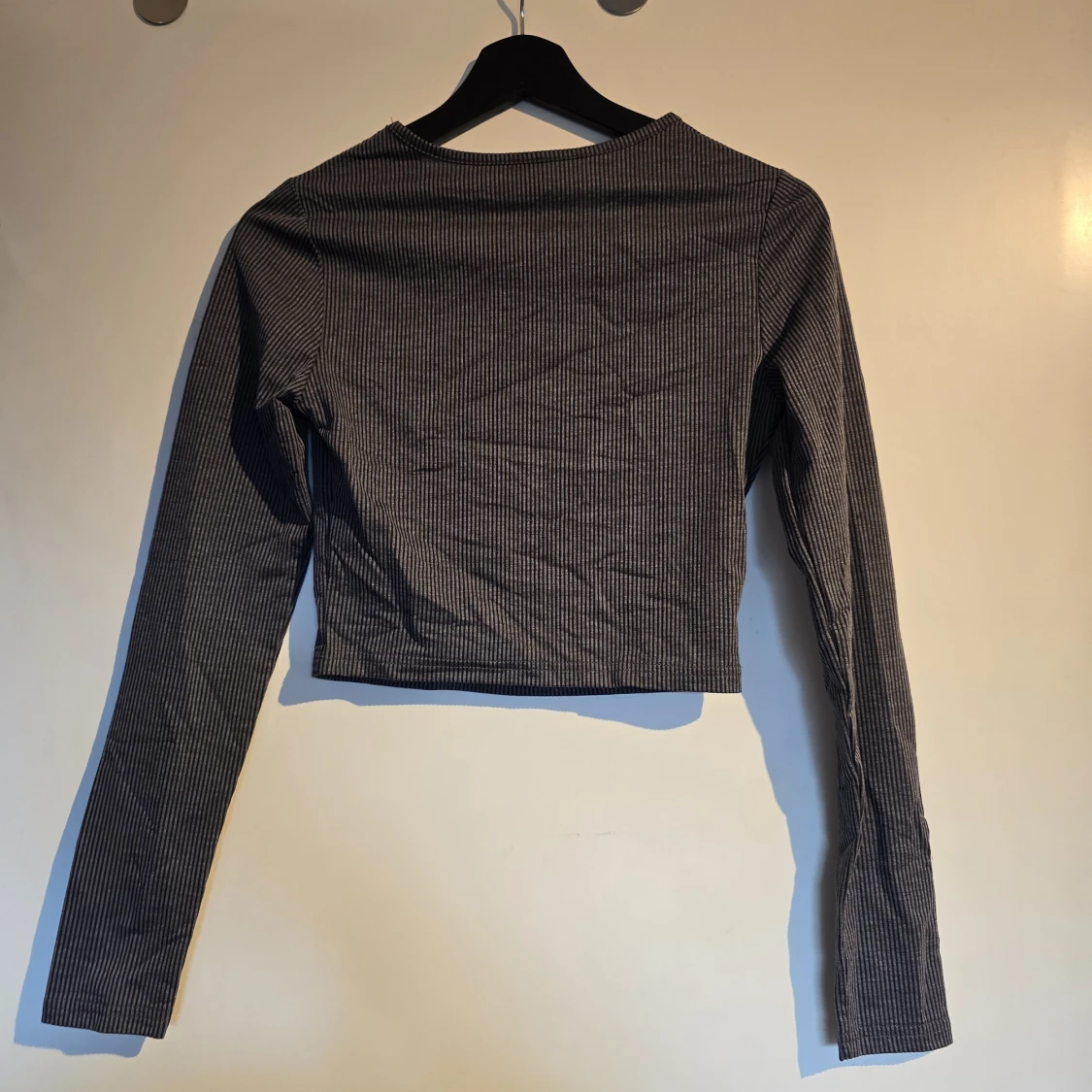 Randig croppad långärmad topp - 1