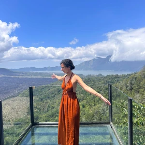 Orange axelbandslös klänning - Snygg orange/brun långklänning med halterneck-design och öppen rygg. Perfekt för varma sommardagar med sin luftiga och bekväma passform. Klänningen kan göras om beroende knytning. 