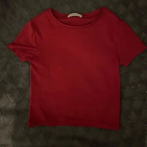 Röd topp - En jätteSnygg röd t-shirt i storlek S. Den är helt ny, har aldrig använt  den förutom att jag har provat den på.