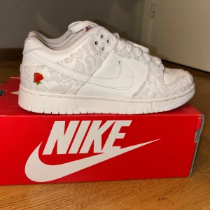 Nike Dunk Low Sail/University Red 38 - Nike Dunk Low i färgen Sail/University Red  38 kvinno storlek använda 1 gång syns inte. Ser helt nya ut. Kostar 3000 om man köper nya
