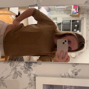 Brun kortärmad tröja  - Brun/beige tröja med korta ärmar som kan användas både till vinter och sommar! Jättefin verkligen