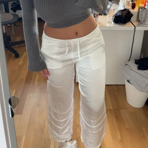 Vita satinbyxor - Vita satinbyxor från Gina tricot i mycket bra skick. Storlek xs men passar s lika bra.