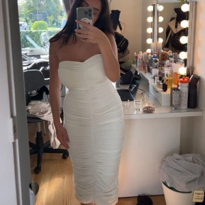 Vit klänning - Vit klänning köpt i USA, oklart vilken butik och storlek då lappen är bortklippt. Passar allt från xs-m då den är väldigt stretchig och formar sig efter kroppen.