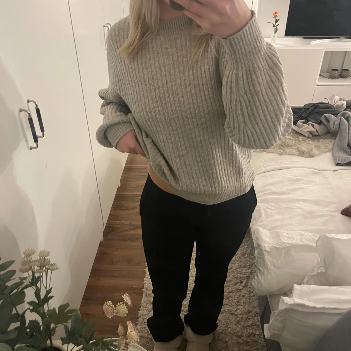 Ribbstickad grå tröja