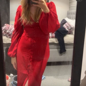 Långklänning Nelly - Säljer denna superfina Adoore liknande klänning ifrån Nelly❤️Använt 1 gång, storlek 34!😊🥰