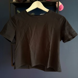 Svart t-shirt från Pieces XS - Enkel svart t-shirt från Pieces i storlek XS. Modellen är rak med korta ärmar och rund halsringning. Tillverkad i mjuk bomull som känns skön mot huden. Perfekt basplagg att styla med allt.