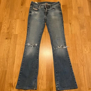 Diesel jeans bootcut ljusblå - Ljusblå jeans i 100% bomull från det ärofyllda märket diesel😍❤️‍🔥W25. Observera defekt på baksidan då ett hål behövde lagas🥰Annars fint skick