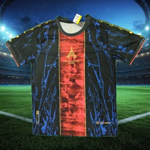 PSG TRÖJA - Cool fotbollströja med svart bas, blått mönster och en röd mittpanel med guldtryck och Eiffeltornet. Gula detaljer på axlarna och texten 'European Champions 2024-2025'. Perfekt för dig som älskar Paris och fotboll.