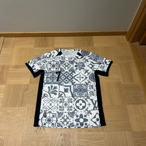 Portugal tröja -  Portugal-tröja med Ronaldo på ryggen. Nyskick– perfekt för samlare eller fotbollsälskare! 