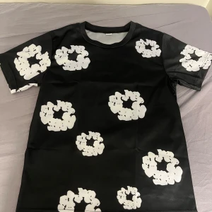 Denim tears T-shirt  - Hej, säljer min denim tears T-shirt som är helt ny har bara testat den finns inga skador på tröjan. Skicka till mig vid frågor/fler bilder på tröjan.