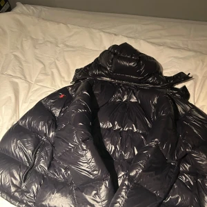 Svart dunjacka Polo Ralph Lauren - Hej säljer denna grymt snygga Polo Raulph Lauren jacka. Den är i topp skick då den knappt är använd. Bara att höra av sig vid frågor. Pris kan diskuteras.