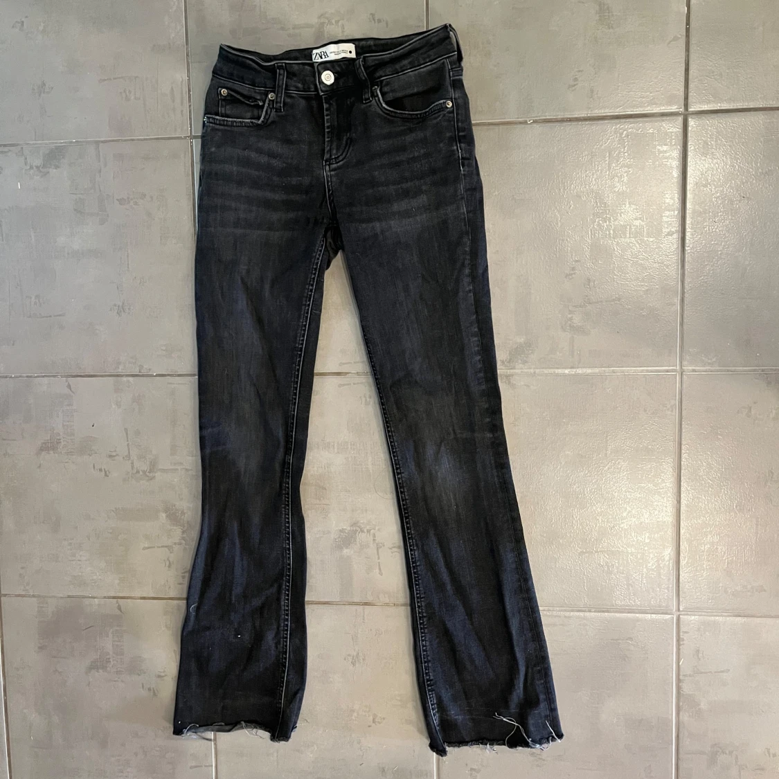 Svarta low bootcut jeans