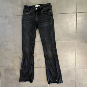 Svarta low bootcut jeans - Svarta low-/midrise sköna bootcut jeans, lite slitna längst ner men de köptes så.