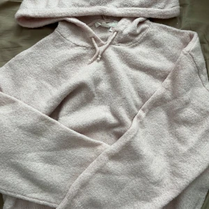 Ljusrosa hoodie från Gina Tricot - Varm och mysig stickad hoodie från Gina tricot. Använd fåtal gånger