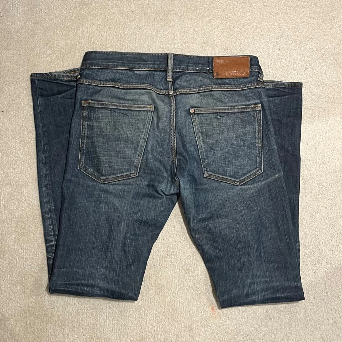 Mörkblå slim jeans med slitningar - 2