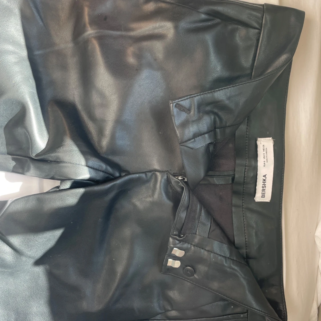 Svarta bootcut byxor i skinnimitation - 1