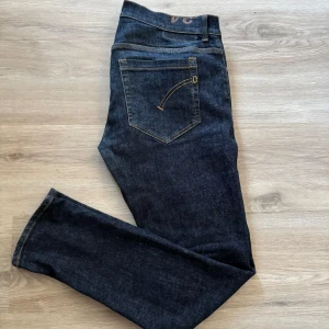 Dondup George Jeans - Säljer mina mycket snygga och populära Dondup jeans i modellen George. Skick= 9/10 Ny pris= 3500kr och mitt pris är endast 699kr! Hör av er vid minsta lilla fundering👖// Allt gott
