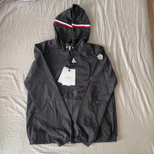 Svart vindjacka från Moncler med huva - Ny moncler windbreaker