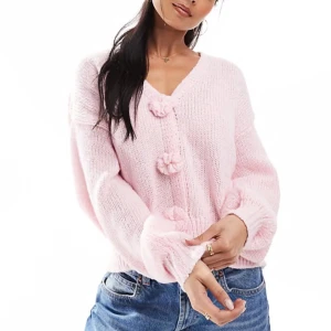 Rosa stickad kofta med blommiga knappar - Säljer denna slutsålda kofta! Använt 1 gång jätte fint skick!