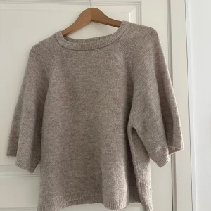 Beige stickad tröja med trekvartsärm - säljer min stickade tröja från lager 157. den är i storlek xs och som man ser på bilder lite större i passformen, supemysigt nu till hösten🍁. säljer för 100 kan gå ner i pris vid snabb affär❤️