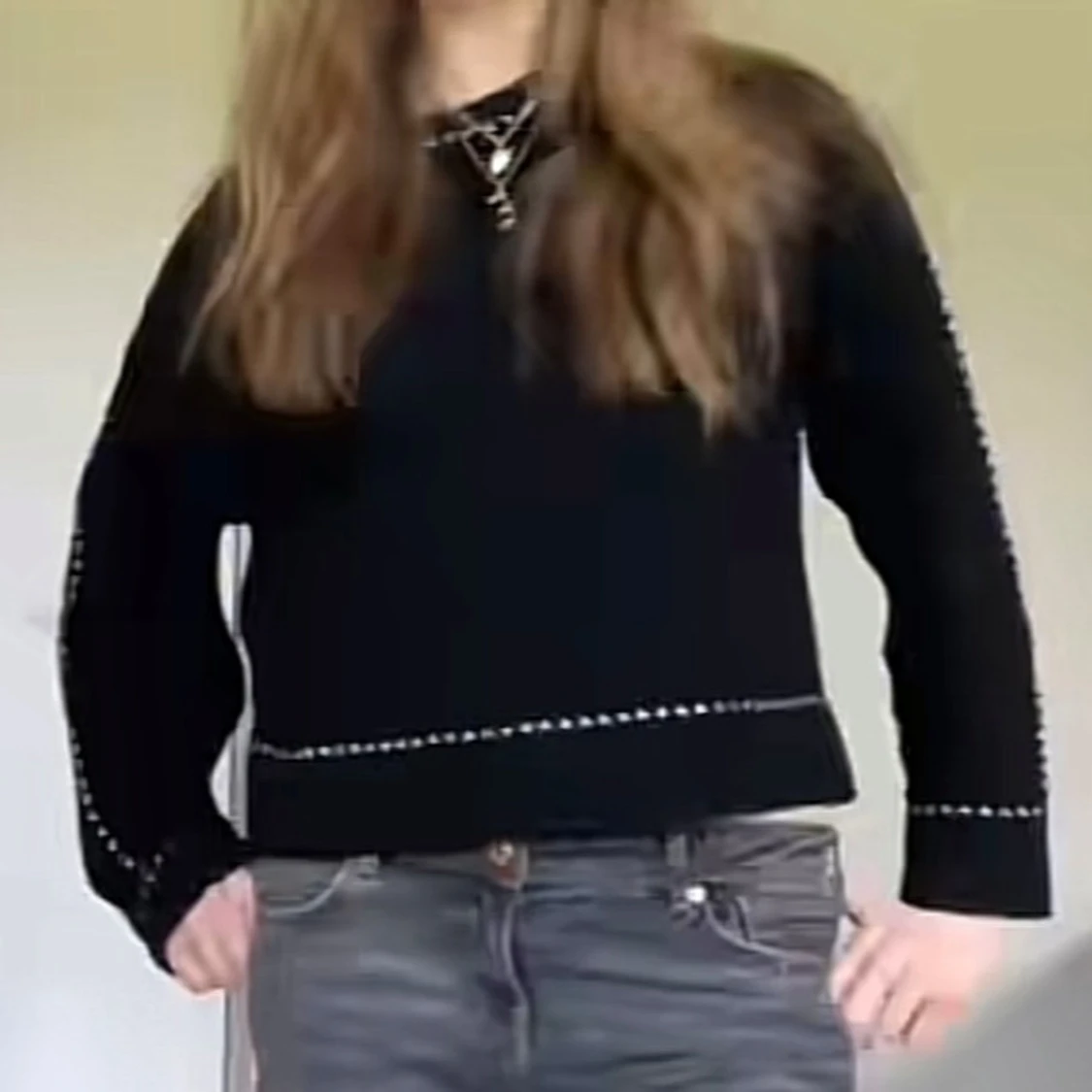 Svart tröja med stygn