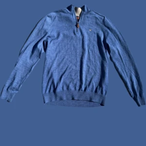 Blå finstickad quarter zip från Morris - Blå finstickad quarter zip från Morris Skick 10/10 ✅  Storlek M ✅  100% Merino ull ✅  Pris går att diskutera 🤝 Hör av er vid frågor eller fler bilder :)