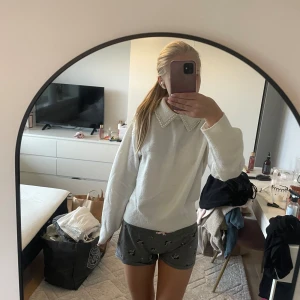 Vit stickad tröja med pärlkrage H&M - Superfin vit stickad tröja från H&M med långärmad passform och en snygg krage dekorerad med pärlor. Perfekt för dig som vill ha något gulligt men ändå stilrent. Tröjan är mjuk och har en klassisk, lite loose fit.