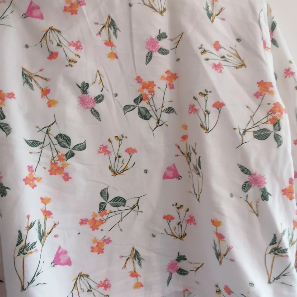 Vit blommig blus med knyt och knappar - 3