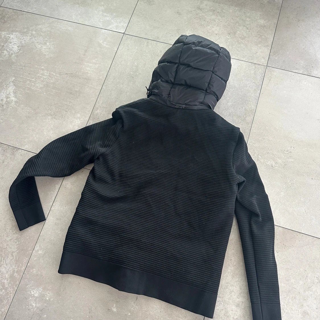 Svart pufferjacka från Prada med huva - 2